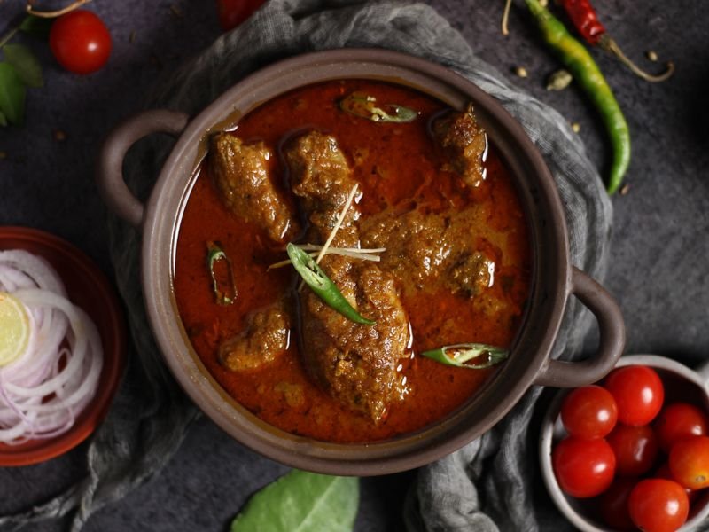 मातीच्या हंडीत शिजवलेले चिकन